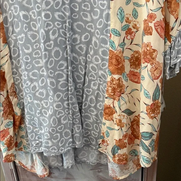 GGO Floral-Sleeve Gray Leopard-Print Layered Tunic - Picture 4 of 4